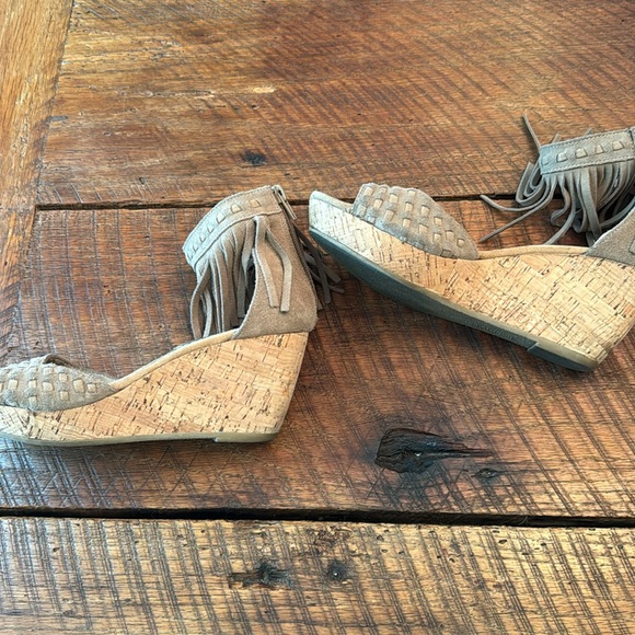 Cute fringe Minnetonka fringe wedge cork sandals. Size 7 - Picture 7 of 10